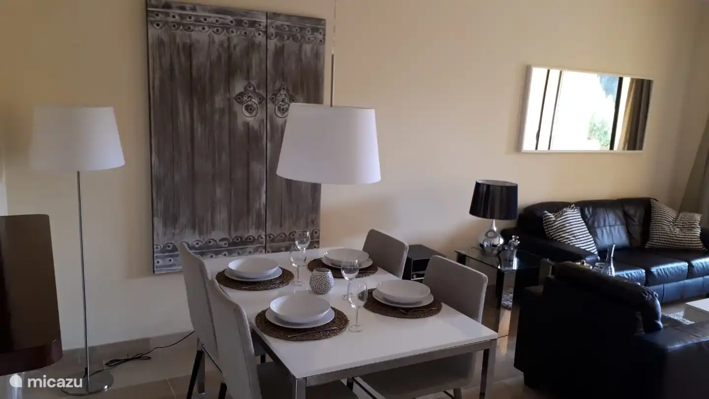 Wohnzimmer mit Esstisch vom Flur aus gesehen