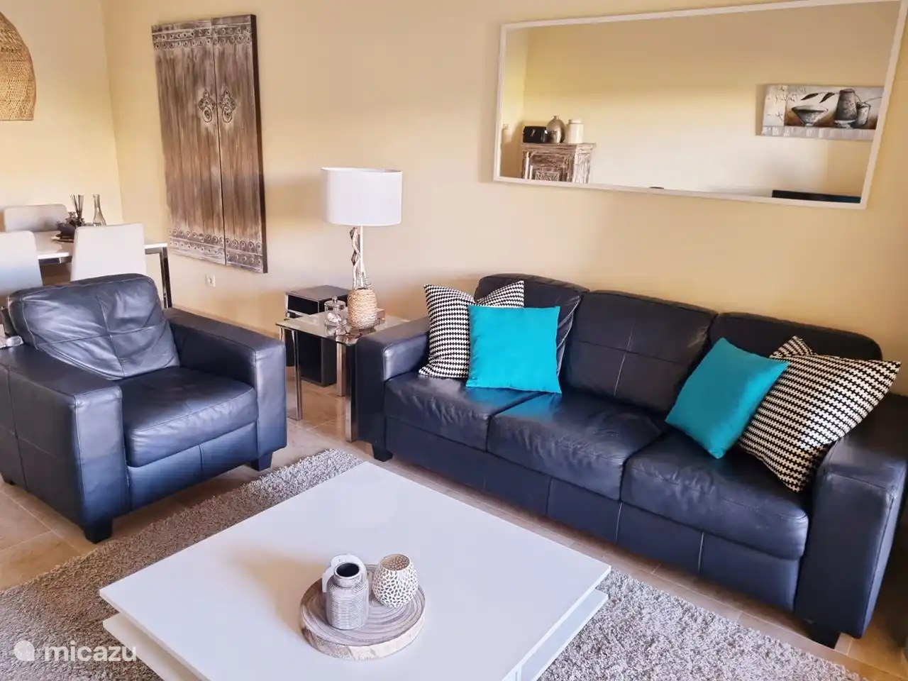 Das Sofa und der Sessel im Wohnzimmer