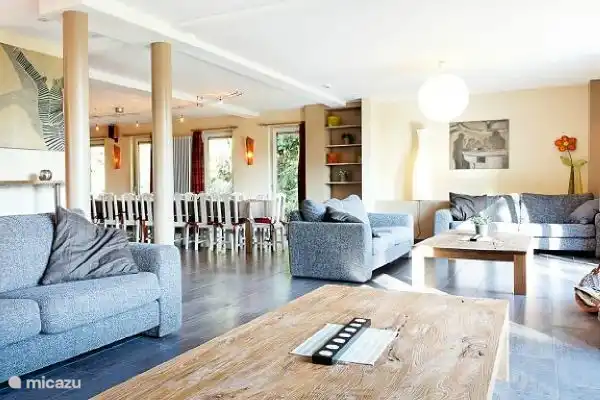 Las amplias áreas de estar con chimenea, TV, equipo de música, lo invitan a un ambiente acogedor.