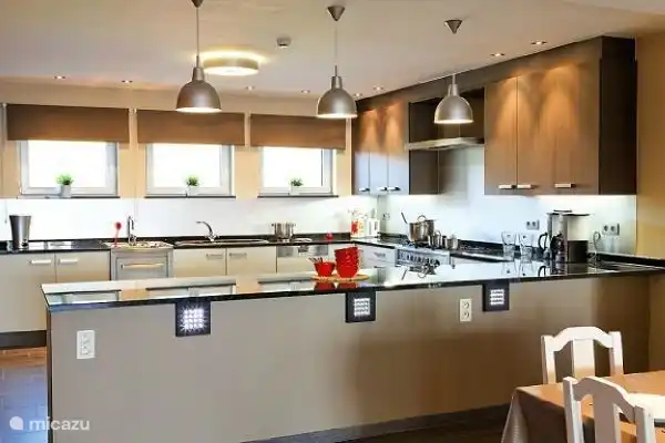 En esta amplísima cocina fantásticamente equipada con fogón a gas de 6 bocas; horno ; microondas y lavavajillas, cada cocinero puede encontrar lo suyo