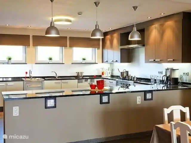 Villa Jannick | Belgique, Ardennes, Stavelot - villa Dans cette cuisine très spacieuse et fantastiquement équipée avec une cuisinière à gaz à 6 bouches; four ; micro-ondes et lave-vaisselle, chaque cuisinier peut trouver son truc