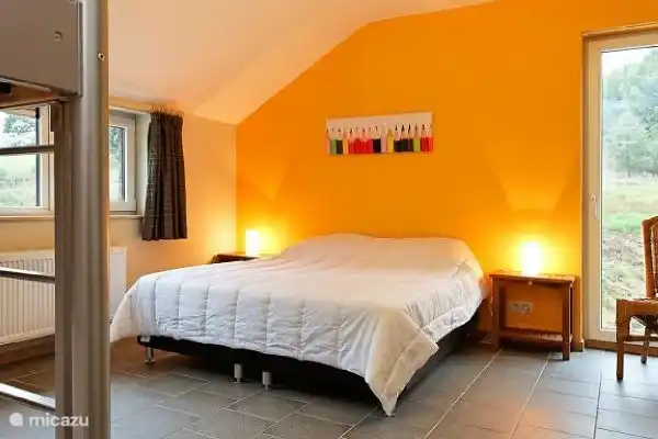 6 habitaciones muy amplias (24 m2) con baño y aseo privados, todas con cama box spring (tamaño 2m x 1,8m)

4 habitaciones también tienen una litera suiza muy sólida.
1 dormitorio tiene un asiento adicional para 2 personas.