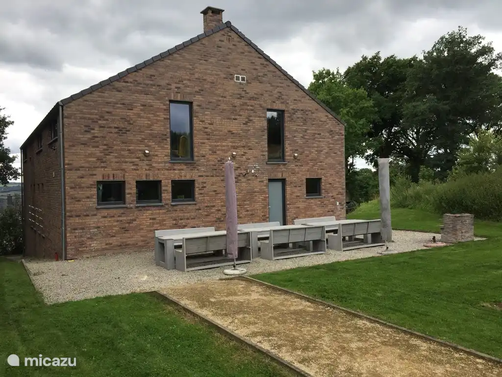 En la segunda terraza de la casa podrá relajarse, jugar jeux de boule, barbacoa ..... con vistas a los páramos.