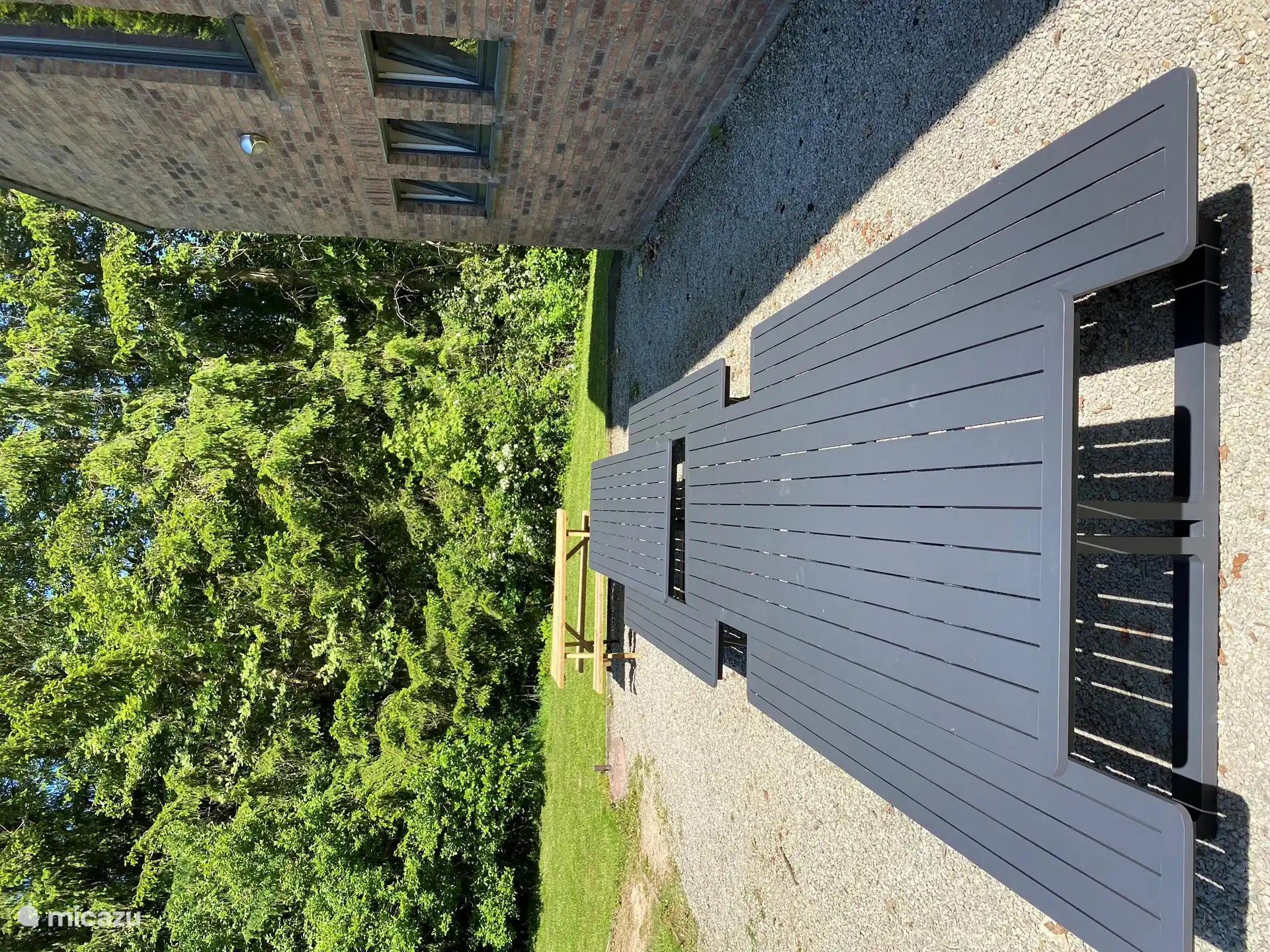 Los muebles de terraza son nuevos desde septiembre de 2023 y tienen capacidad para 24 personas
