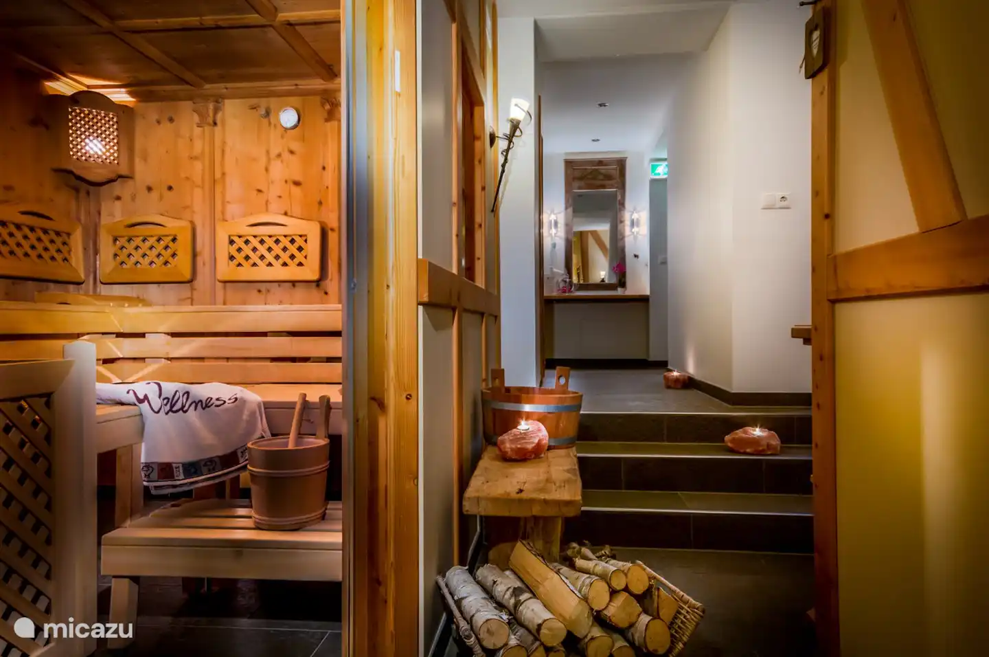 Wellnessruimte inclusief:
• Almsauna met Finnse-/Bio-oven
• Infra-rood kabine met LED licht
• Stoombad met lichteffecten van Swarovski
• Douches met Rain-shower, Kneipp en Neveldouche