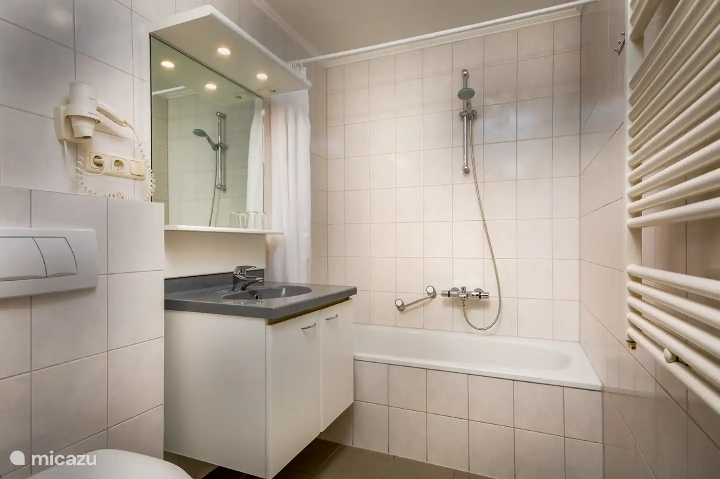 Badezimmer mit Bad / Dusche und WC. Handtücher werden täglich gewechselt