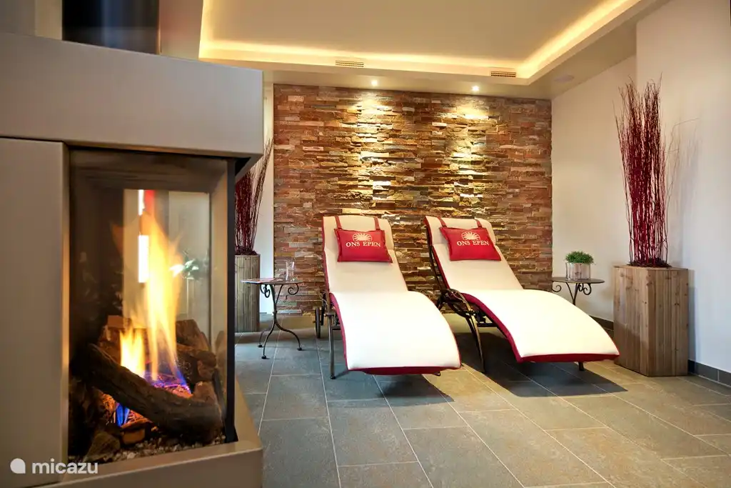 Wellnessruimte inclusief:
• Almsauna met Finnse-/Bio-oven
• Infra-rood kabine met LED licht
• Stoombad met lichteffecten van Swarovski
• Rustruimte met open haard en rustige muziek
• Douches met Rain-shower, Kneipp en Neveldouche