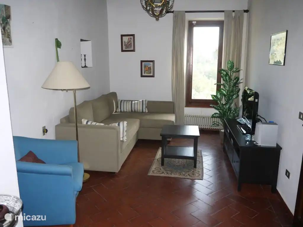 TV-Ecke (Teil des L-förmigen Wohnzimmer) Dieses Teil kan wie eine hervorragende vierte Platz zum Schlafen dienen.