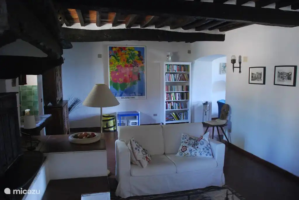 Hinter um die Ecke gibt es der TV-Ecke. Es ist nützlich als 4. Schlafzimmer