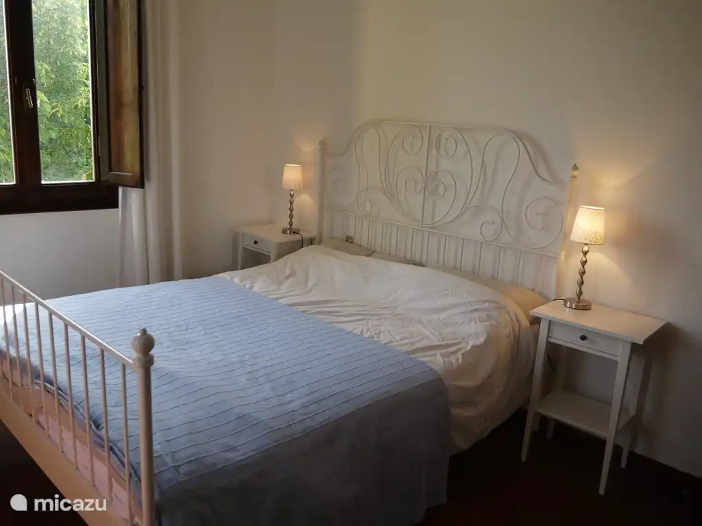 Schlafzimmer 1: Frisches helles Schlafzimmer mit direktem Zugang zu einem der Badezimmer