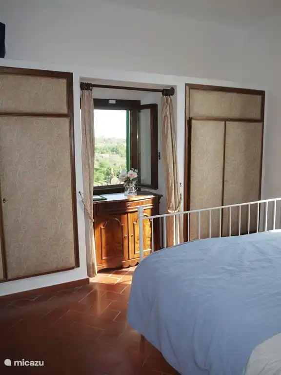 Schlafzimmer 1: Geräumiger Kleiderschrank und eine schöne Aussicht über das Tal