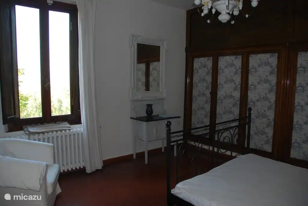 Schlafzimmer 2: Großer Kleiderschrank und Sitz