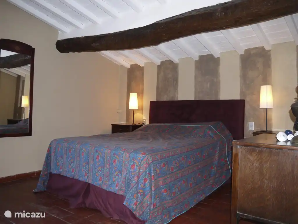 Schlafzimmer 3: Neben einem Doppelbett einem zusätzlichen Ein-Personen-Bett. Dieses Zimmer hat ein eigenes Waschbecken und Toilette