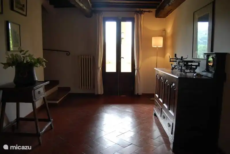 Überlauf im ersten Stock. Türen Zugang zur Loggia und Treppe zum dritten Schlafzimmer