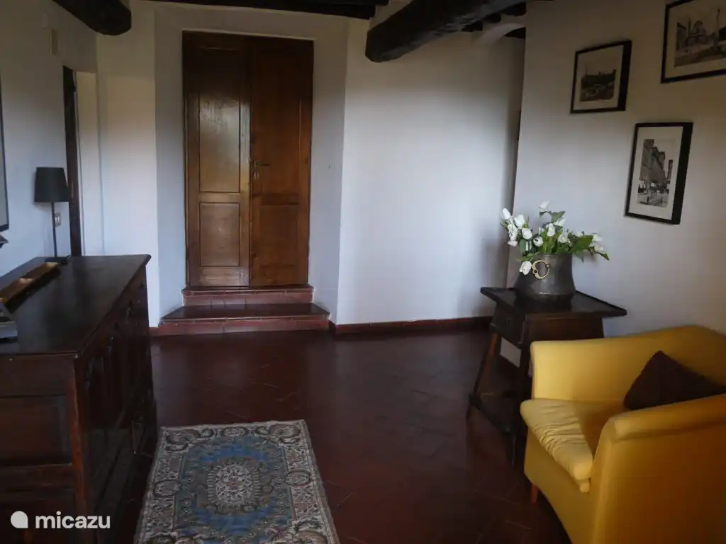 Flur und Tür zum Wohnzimmer