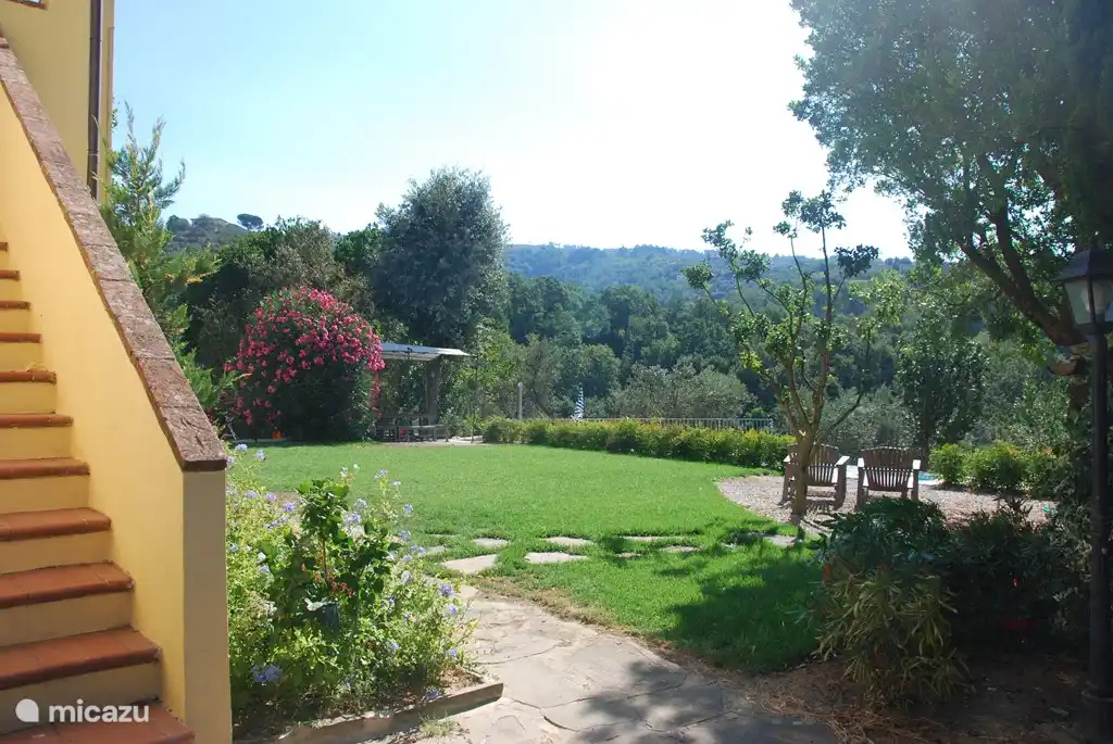 Ein anderes Ansicht des Gartens, mit der atemberaubenden großen Oleander und schönen Liegestühlen mit Blick auf das Tal.