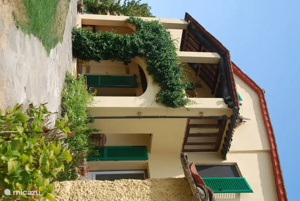 Das Bild zeigt einen Blick auf die überdachte Loggia vor dem Sie entspannen können.