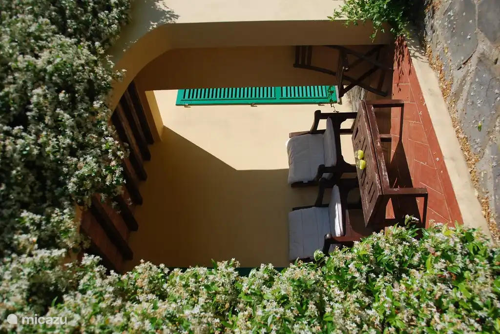 Schönes Hotel im Schatten