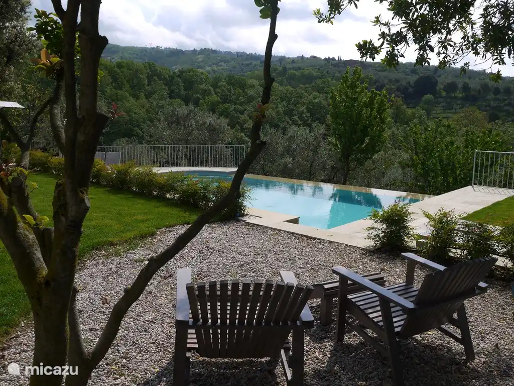 Mit Blick auf den Pool und Olivenhain / Tal