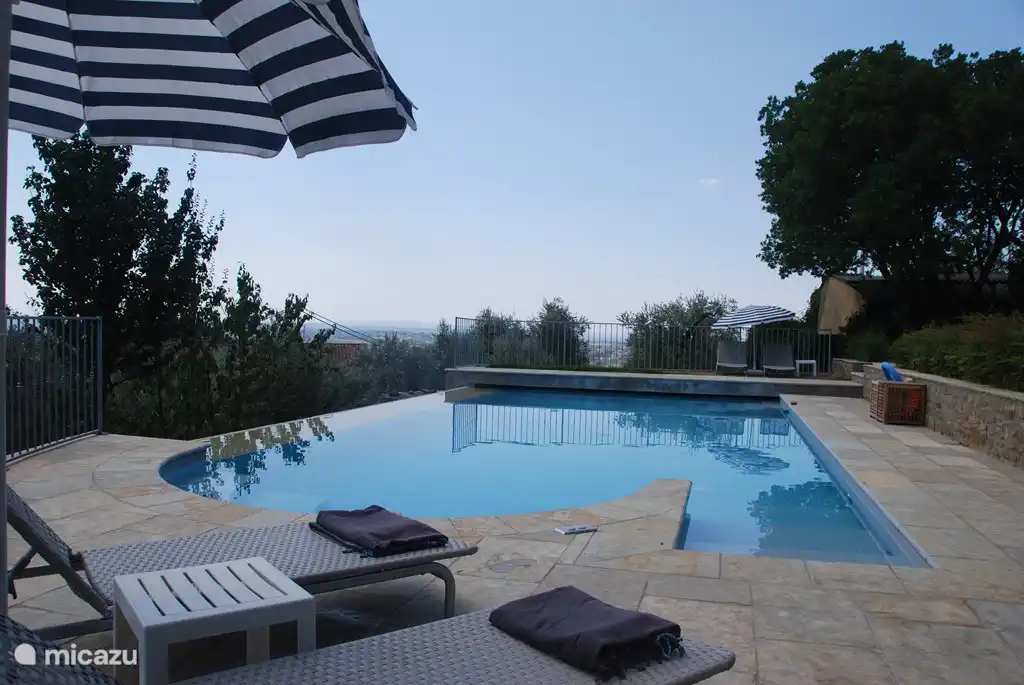 Ein schöner Pool mit Jacuzzi und Jet-Stream. 