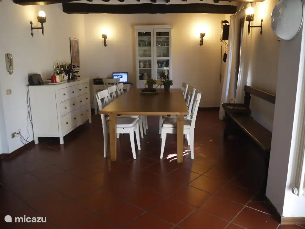 Ein weiterer Blick auf Küche. Geschirr ist reich. Esstisch für 8-10 Personen