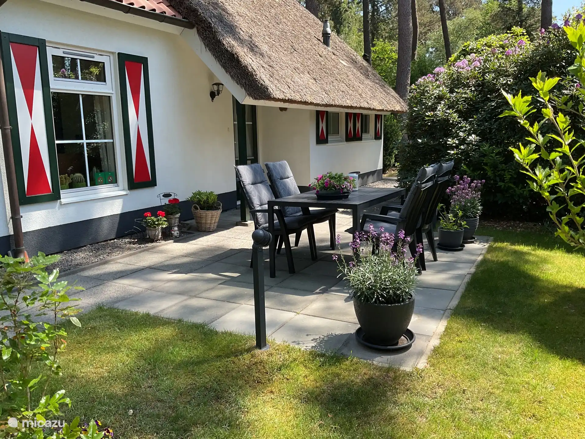 Terrasse an der Seite des Hauses.