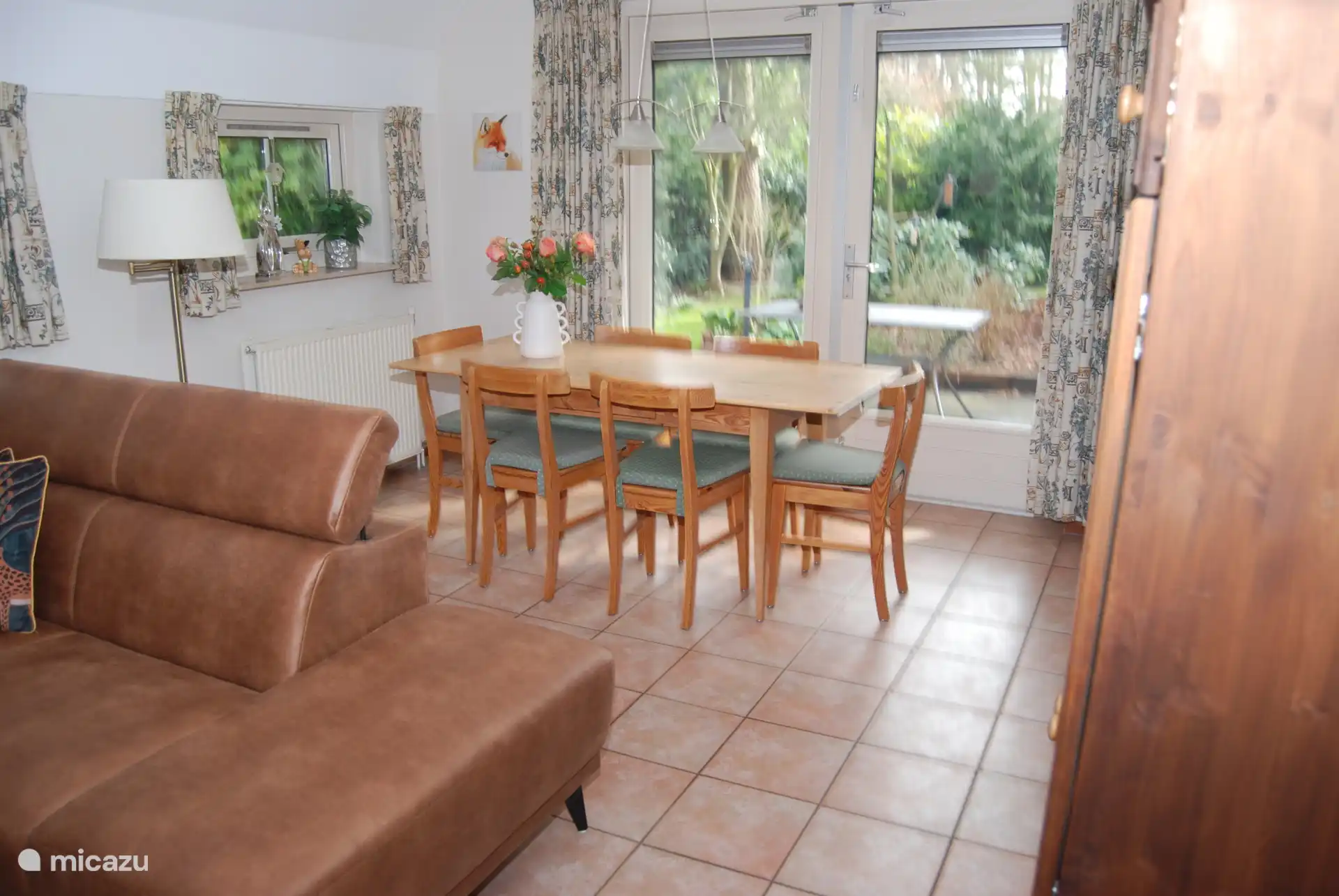 Comedor junto a las puertas del patio que dan al jardín