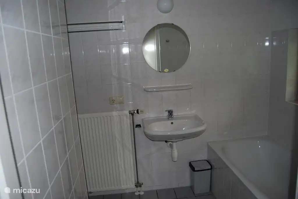 Vorderzimmer, wo man sich um den Holzofen wärmen