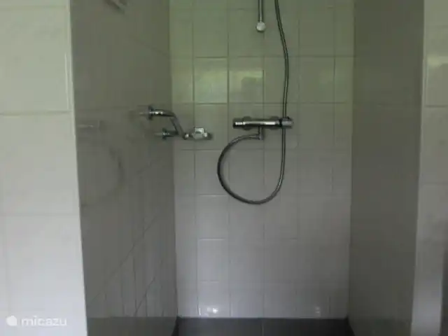 vakantiehuis huren in Nederland, Drenthe, Diever – Huis Drenthe Badkamer met bad en douche