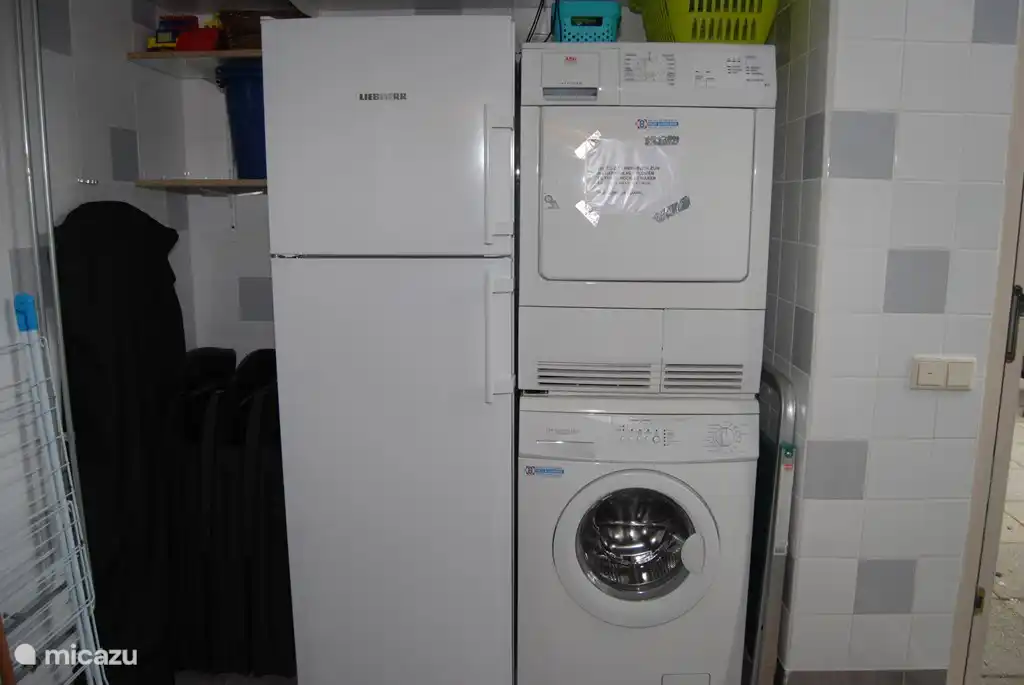 Hauswirtschaftsraum mit Waschmaschine und Trockner können Sie auch Ihre E-Bike hier laden