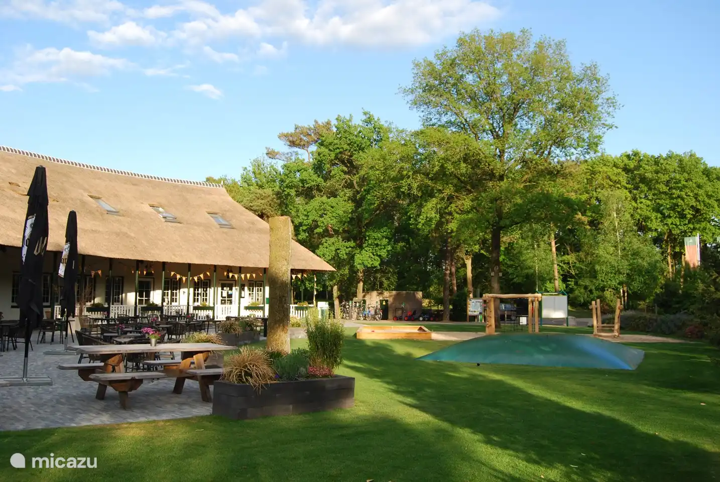 Restaurant und Rezeption, wo man essen kann und wo Kinder spielen können
