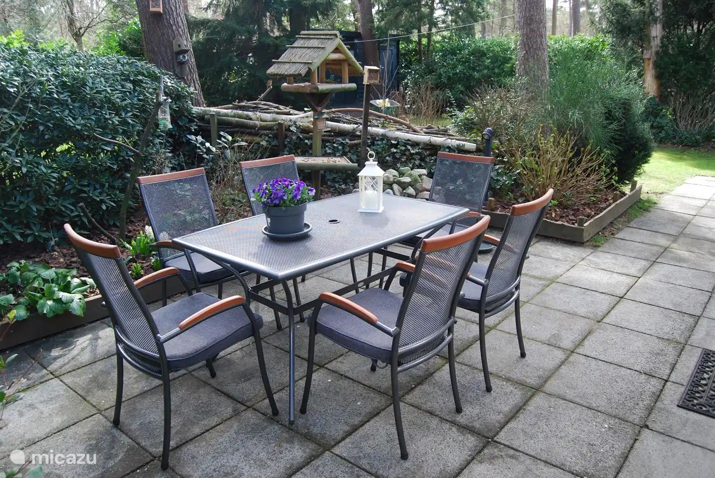 Schönes Frühstück in der Morgensonne auf der Rückseite des Hauses mit
Viel Privatsphäre.