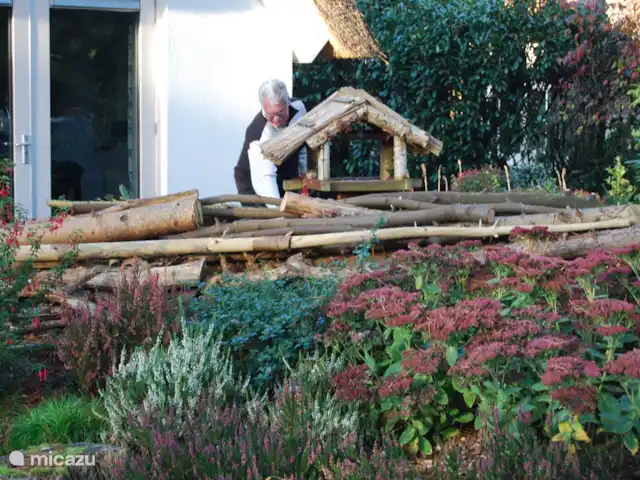 vakantiehuis huren in Nederland, Drenthe, Diever – Huis Drenthe Onderhoud aan de tuin en het voeren van de vogels  blijft leuk