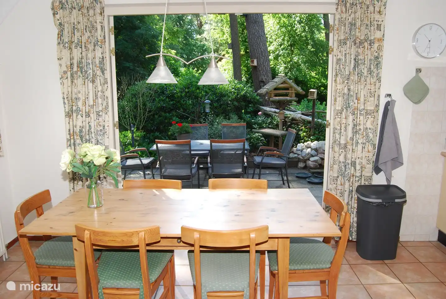 Blick in den Garten vom Wohnzimmer aus