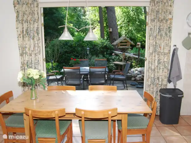 vakantiehuis huren in Nederland, Drenthe, Diever – Huis Drenthe Vanuit de woonkamer een kijkje in de tuin