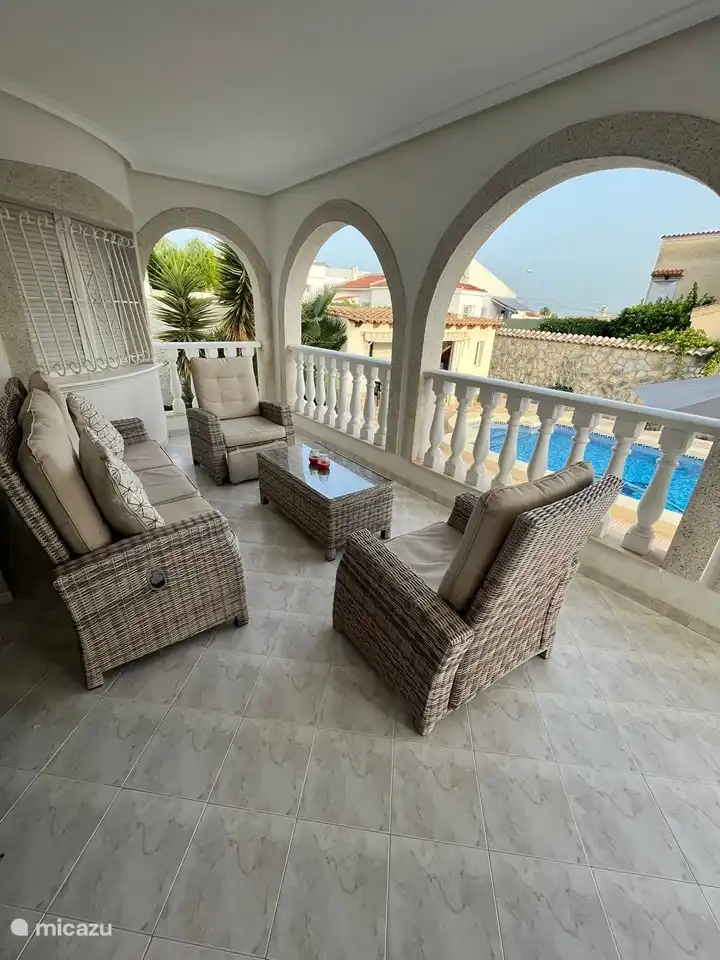 Porche con vistas a la piscina