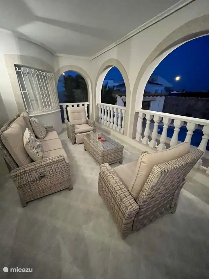 Veranda atractiva con iluminación regulable
