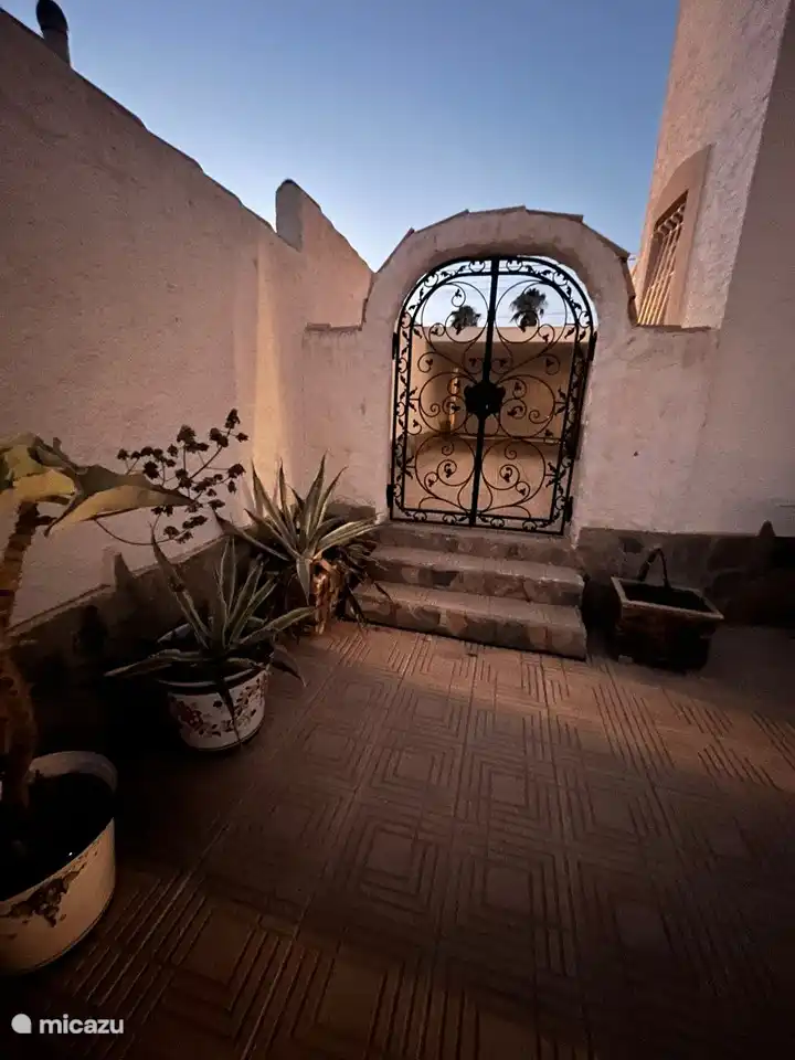 Estacionamiento techado accesible a través de una puerta adornada