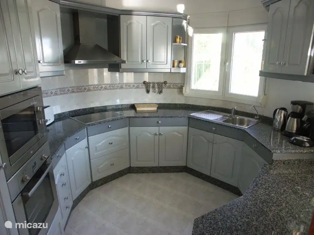 La cocina compacta con todos los adornos.