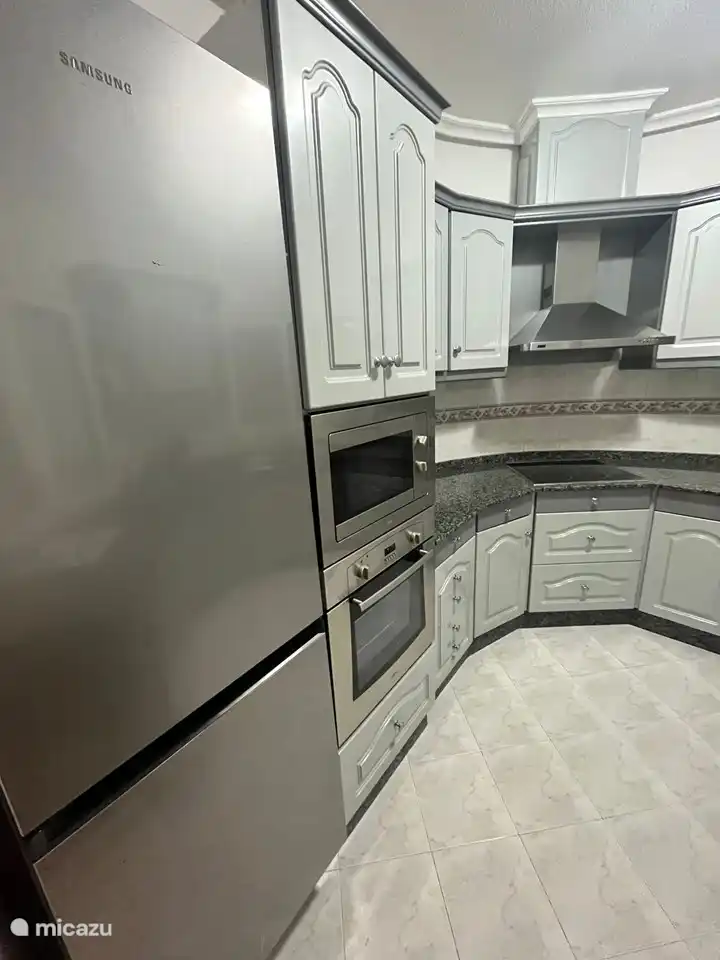 Cocina, nevera/congelador grande, microondas, horno, vitrocerámica y campana extractora