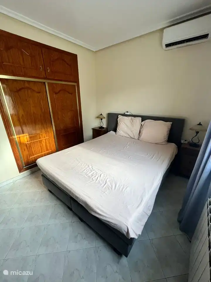 Amplio dormitorio con amplios armarios empotrados