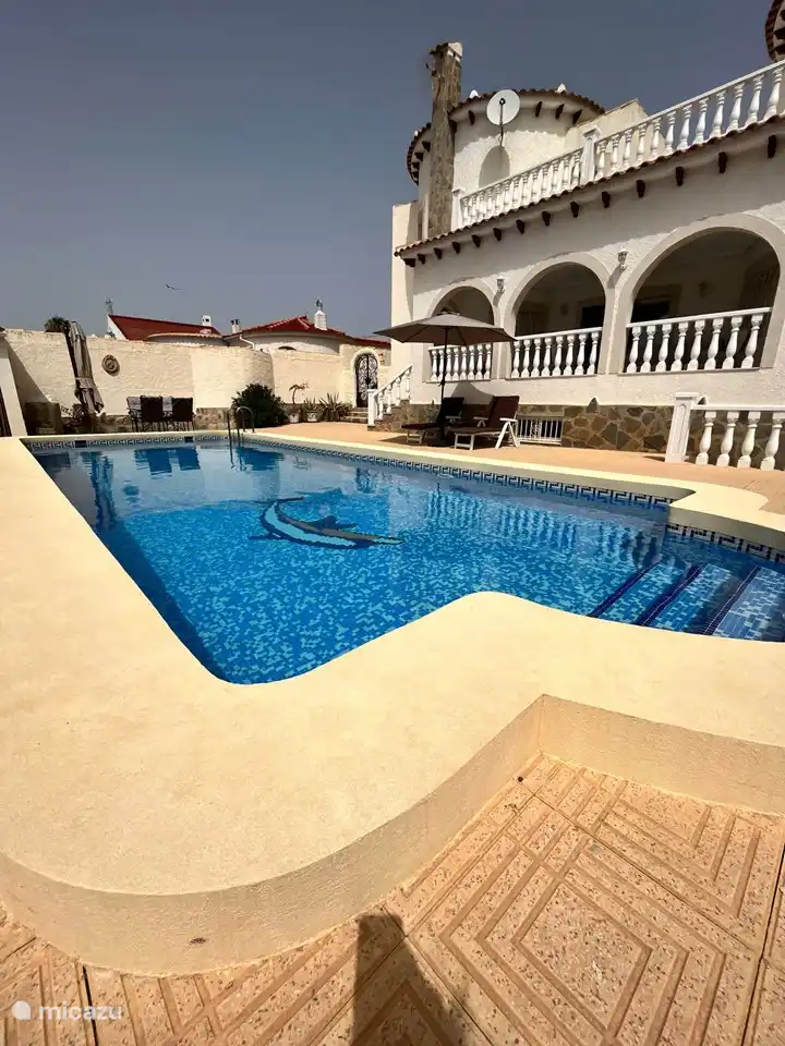 Piscina vista desde terraza cubierta