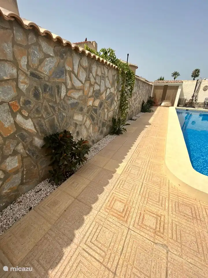 Pared 'Jirafa' a lo largo de la piscina
