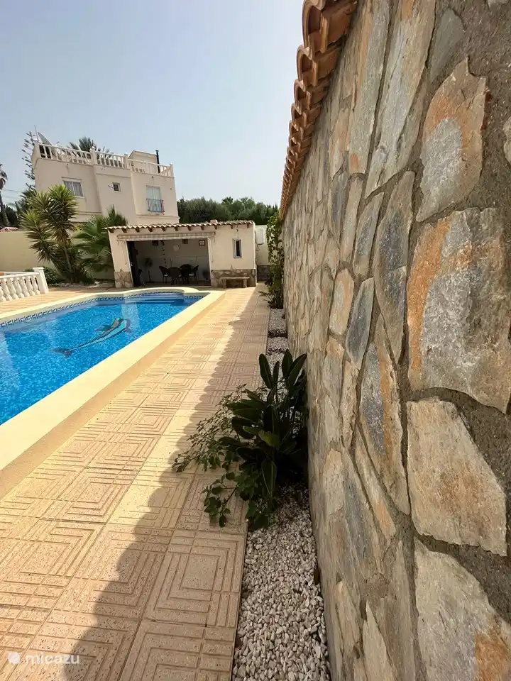 Piscina, cocina exterior y ducha y aseo exterior cubierto