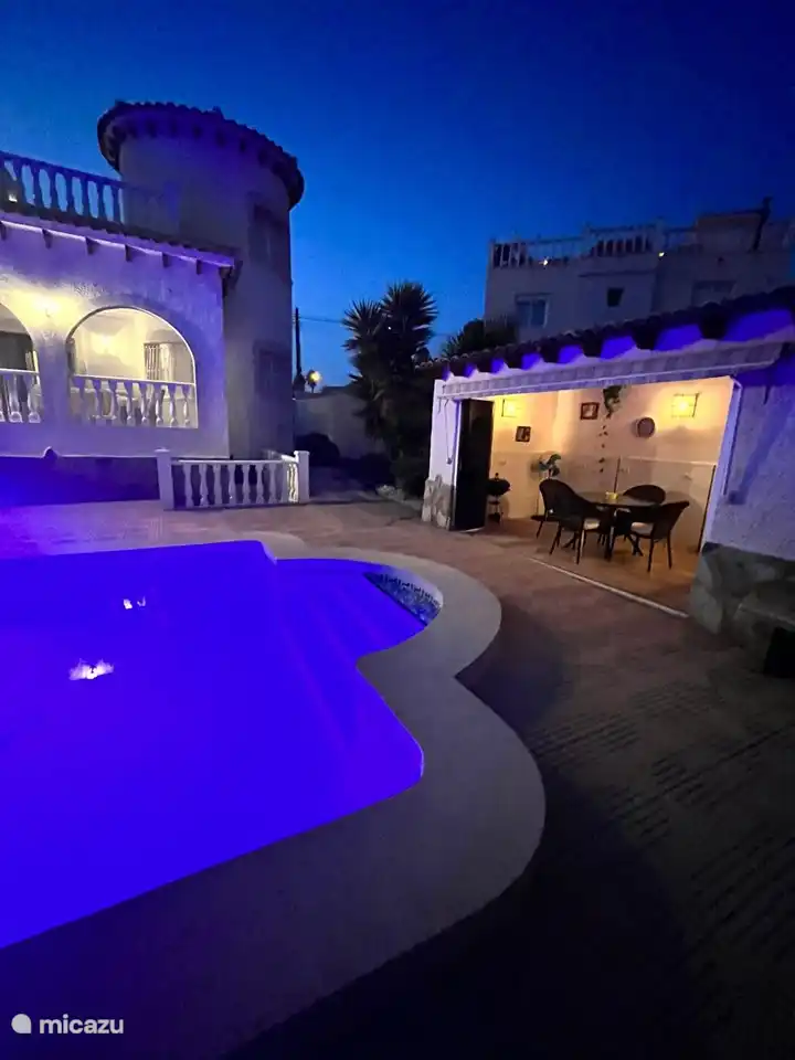 Piscina iluminada atmosféricamente, terraza y cocina al aire libre (la iluminación de la terraza y la cocina al aire libre es regulable)
