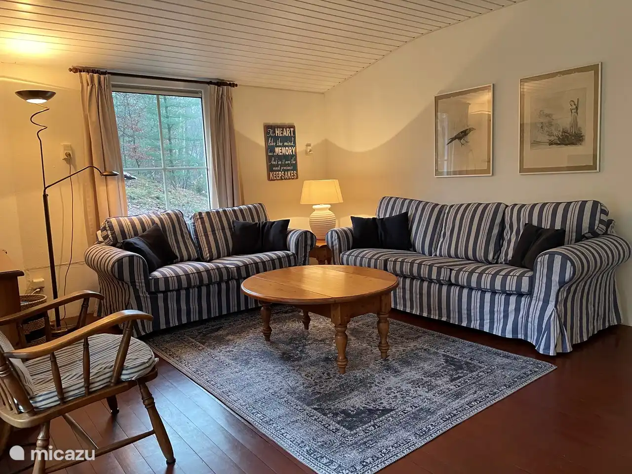 Geräumiges, komplett eingerichtetes Wohnzimmer, Sitzecke mit TV &amp; DVD-Player