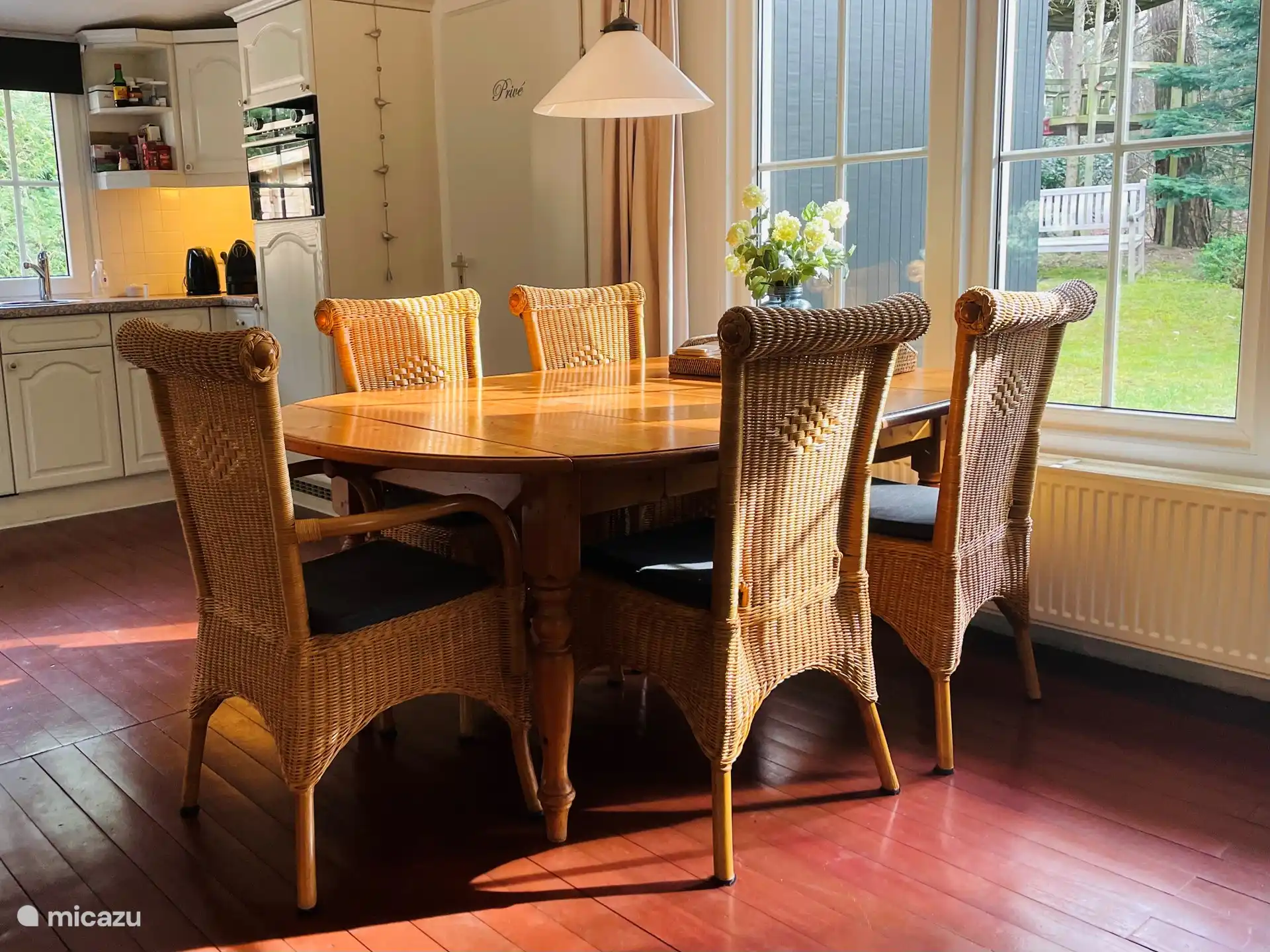 Essbereich mit schönem Blick in den Wald