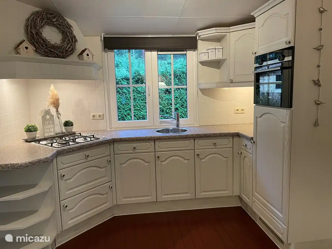 Moderne Küche mit Geschirrspüler, Mikrowelle / Ofen, Kühl- / Gefrierschrank, Nespresso, Waschmaschine und Trockner.