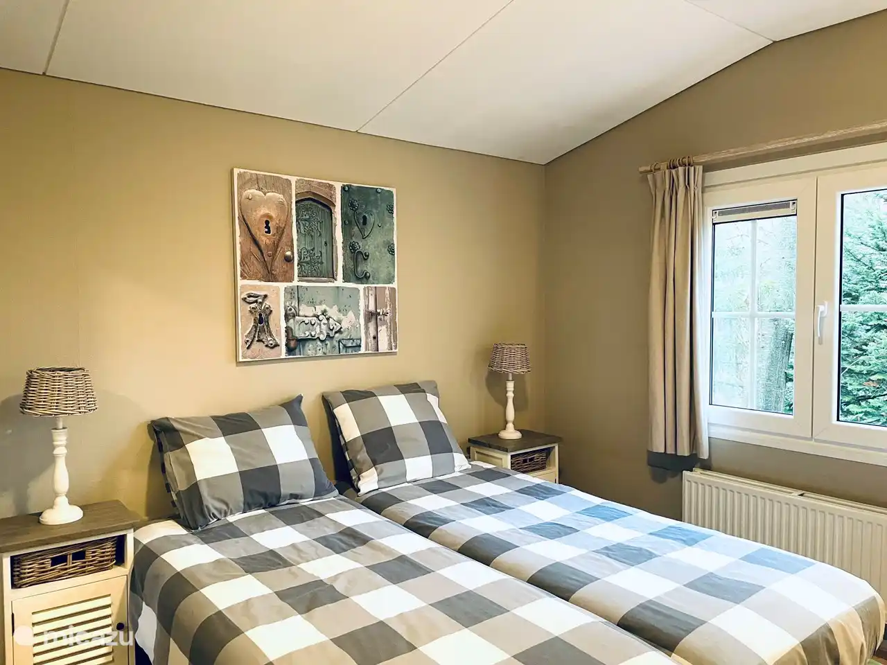 Doppelzimmer mit Schrank und Waschbecken