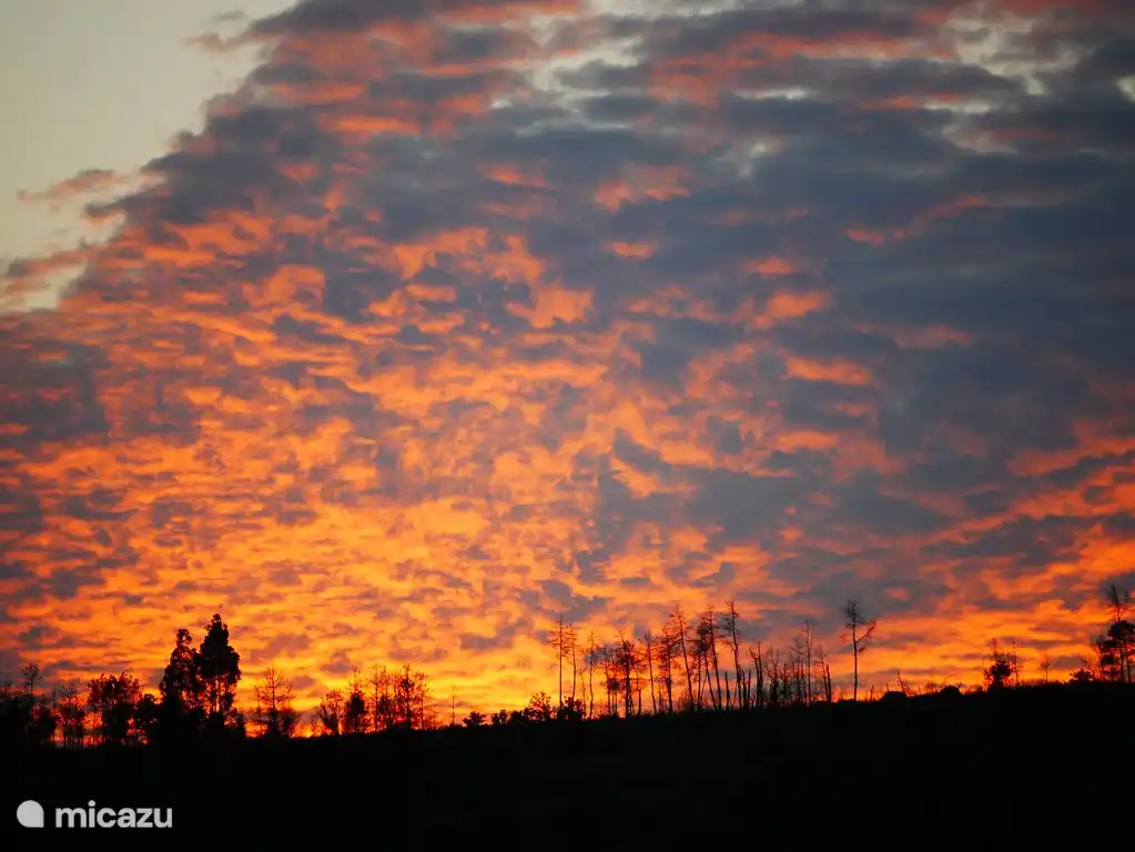 Een adembenemende zonsondergang, gezien vanaf het voorste terras. 
